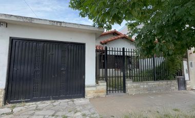 Casa en venta a refaccionar en Morón Sur - 2 dormitorios - Garaje y Fondo verde