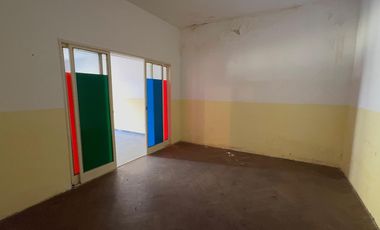 Casa en venta a refaccionar en Morón Sur - 2 dormitorios - Garaje y Fondo verde