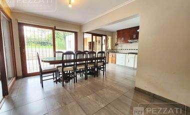 Casa en  alquiler por 24 meses. Z/ Stella Maris. 3 dormitorios. Escritorio . Parque. Garage doble. Playroom