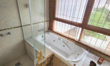 Casa en  alquiler por 24 meses. Z/ Stella Maris. 3 dormitorios. Escritorio . Parque. Garage doble. Playroom