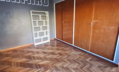Depto de 3 ambientes con altillo y patio con parrilla –En Venta