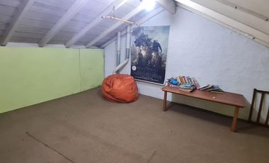 Depto de 3 ambientes con altillo y patio con parrilla –En Venta