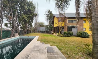 Casa de 2 dormitorios con pileta y gran jardín en  Country Club Logaritmo