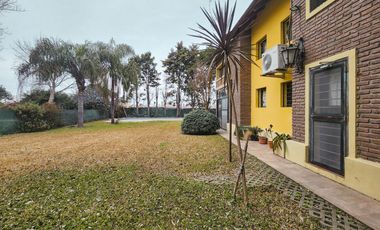 Casa de 2 dormitorios con pileta y gran jardín en  Country Club Logaritmo