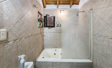 Casa de 2 dormitorios con pileta y gran jardín en  Country Club Logaritmo