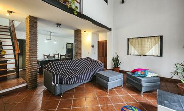 Casa de 2 dormitorios con pileta y gran jardín en  Country Club Logaritmo