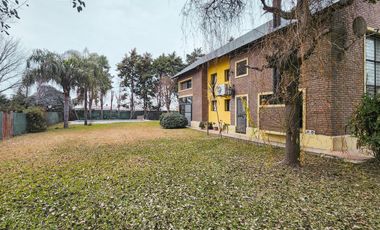 Casa de 2 dormitorios con pileta y gran jardín en  Country Club Logaritmo