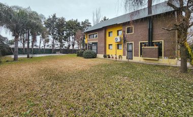 Casa de 2 dormitorios con pileta y gran jardín en  Country Club Logaritmo