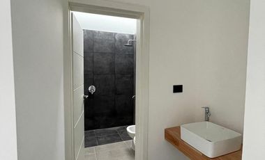 Rincones de Manantiales Casa a estrenar 2 dorm, jardín, galería y cochera pasante