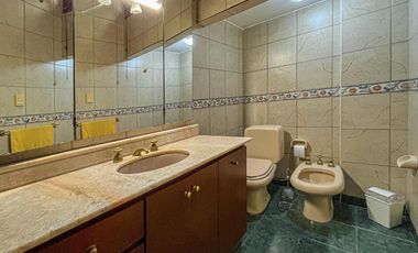 Casa de 3 dormitorios con terraza y quincho a metros de Bv. Oroño