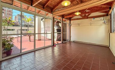 Casa de 3 dormitorios con terraza y quincho a metros de Bv. Oroño