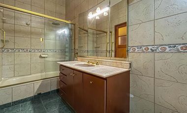 Casa de 3 dormitorios con terraza y quincho a metros de Bv. Oroño