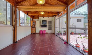 Casa de 3 dormitorios con terraza y quincho a metros de Bv. Oroño