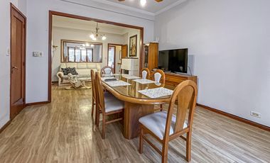 Casa de 3 dormitorios con terraza y quincho a metros de Bv. Oroño