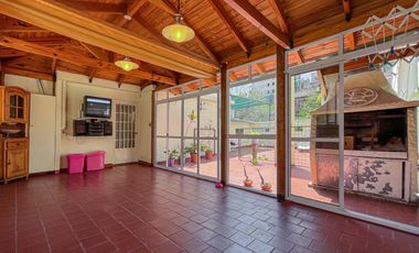 Casa de 3 dormitorios con terraza y quincho a metros de Bv. Oroño
