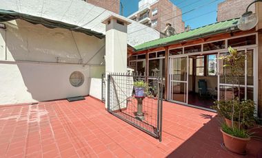 Casa de 3 dormitorios con terraza y quincho a metros de Bv. Oroño