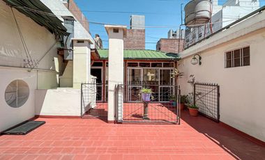 Casa de 3 dormitorios con terraza y quincho a metros de Bv. Oroño