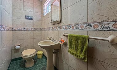 Casa de 3 dormitorios con terraza y quincho a metros de Bv. Oroño