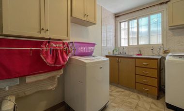 Casa de 3 dormitorios con terraza y quincho a metros de Bv. Oroño