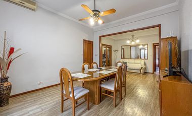 Casa de 3 dormitorios con terraza y quincho a metros de Bv. Oroño