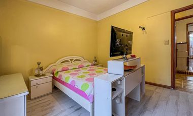 Casa de 3 dormitorios con terraza y quincho a metros de Bv. Oroño