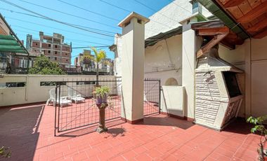 Casa de 3 dormitorios con terraza y quincho a metros de Bv. Oroño