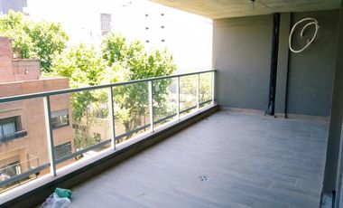 Semipiso 2 amb. c/balcón terraza casi a estrenar