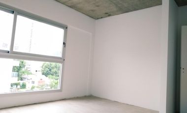 Semipiso 2 amb. c/balcón terraza casi a estrenar