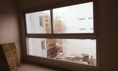 Semipiso 2 amb. c/balcón terraza casi a estrenar