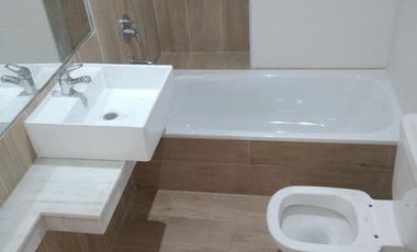 Semipiso 2 amb. c/balcón terraza casi a estrenar