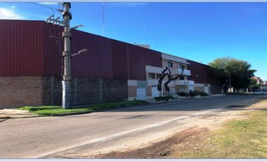 Desarrollado sobre una manzana atípica con superficie de 2698 m2 m2 de forma rectangular