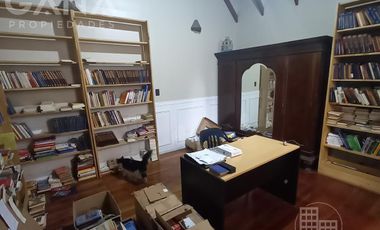 Casa en  Venta Barrio Cura Rosario, 5 ambientes, 3 Dormitorios, 1 cochera, patio y parrillero