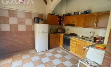 Casa en  Venta Barrio Cura Rosario, 5 ambientes, 3 Dormitorios, 1 cochera, patio y parrillero