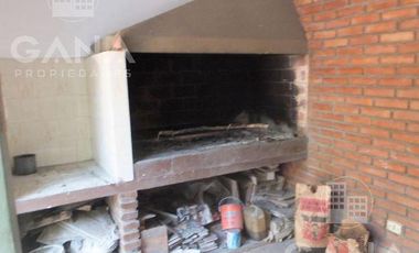 Casa en  Venta Barrio Cura Rosario, 5 ambientes, 3 Dormitorios, 1 cochera, patio y parrillero