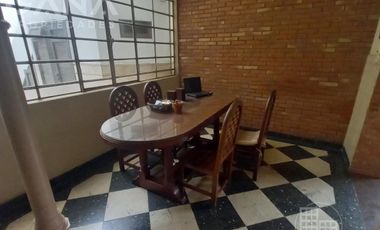 Casa en  Venta Barrio Cura Rosario, 5 ambientes, 3 Dormitorios, 1 cochera, patio y parrillero