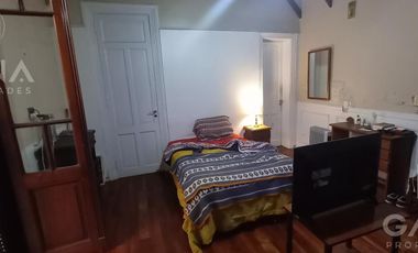 Casa en  Venta Barrio Cura Rosario, 5 ambientes, 3 Dormitorios, 1 cochera, patio y parrillero