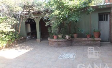 Casa en  Venta Barrio Cura Rosario, 5 ambientes, 3 Dormitorios, 1 cochera, patio y parrillero