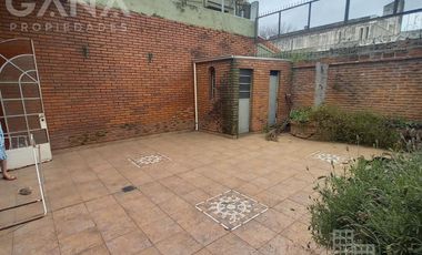 Casa en  Venta Barrio Cura Rosario, 5 ambientes, 3 Dormitorios, 1 cochera, patio y parrillero