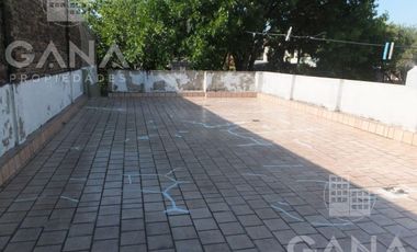 Casa en  Venta Barrio Cura Rosario, 5 ambientes, 3 Dormitorios, 1 cochera, patio y parrillero