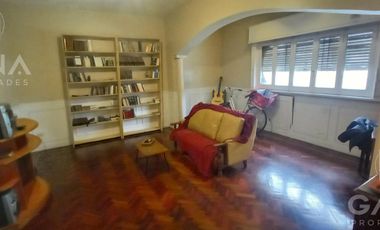 Casa en  Venta Barrio Cura Rosario, 5 ambientes, 3 Dormitorios, 1 cochera, patio y parrillero