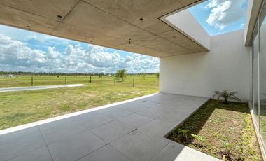 Casa de diseño con 4 dormitorios y pileta en el mejor terreno del country