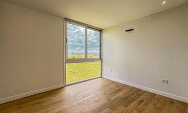 Casa de diseño con 4 dormitorios y pileta en el mejor terreno del country