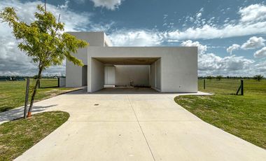 Casa de diseño con 4 dormitorios y pileta en el mejor terreno del country