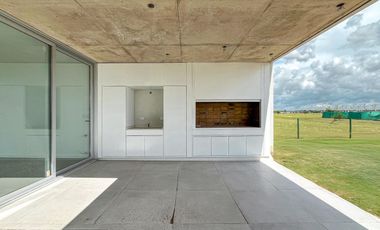 Casa de diseño con 4 dormitorios y pileta en el mejor terreno del country