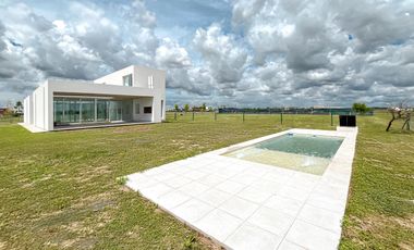 Casa de diseño con 4 dormitorios y pileta en el mejor terreno del country