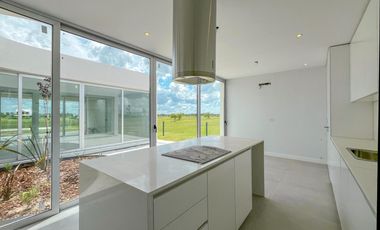 Casa de diseño con 4 dormitorios y pileta en el mejor terreno del country