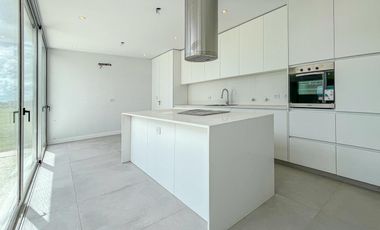Casa de diseño con 4 dormitorios y pileta en el mejor terreno del country