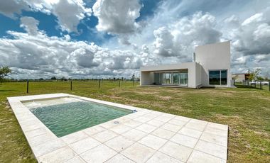 Casa de diseño con 4 dormitorios y pileta en el mejor terreno del country