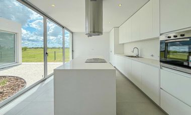 Casa de diseño con 4 dormitorios y pileta en el mejor terreno del country