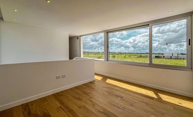 Casa de diseño con 4 dormitorios y pileta en el mejor terreno del country